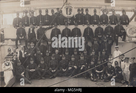 Véritable Carte postale photographique de la station d'Hull 1911 grève. Les agents de police à bord S.S.Marenco Banque D'Images