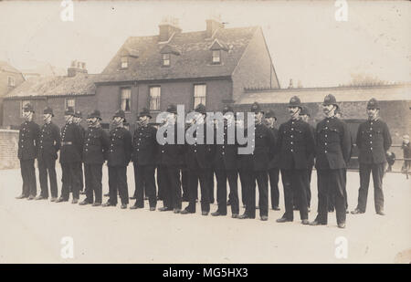 Véritable Carte postale photographique de policiers Kent sur Parade Banque D'Images