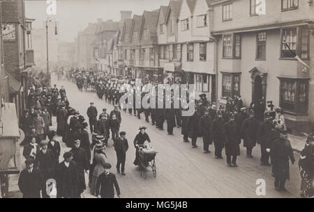 Véritable Carte postale photographique de la marche de la police à la Canterbury, Kent Banque D'Images