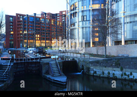 Appartements à canal construit à l'intérieur rénové-Grade II Gazomètres en fonte, à côté du Regent's Canal, Kings Cross, au nord de Londres, Royaume-Uni Banque D'Images