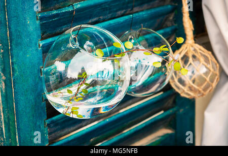 Les objets en verre sur fond de bois autant sarcelles. Jardin décoratif des éléments. Banque D'Images