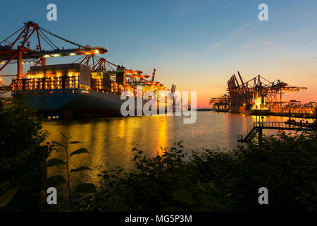 Porte-conteneurs dans le port de nuit. Conteneurs à la borne, le port de Hambourg, Allemagne Banque D'Images