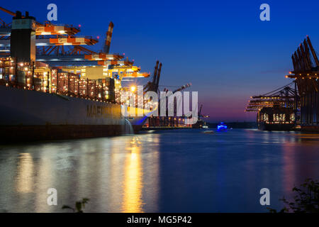 Porte-conteneurs dans le port de nuit. Conteneurs à la borne, le port de Hambourg, Allemagne Banque D'Images