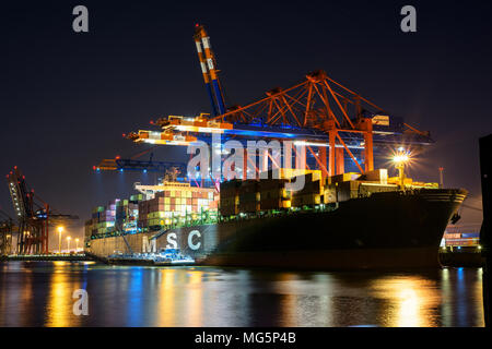 Porte-conteneurs dans le port de nuit. Conteneurs à la borne, le port de Hambourg, Allemagne Banque D'Images