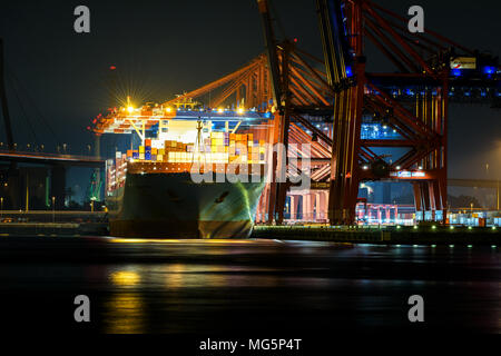 Porte-conteneurs dans le port de nuit. Conteneurs à la borne, le port de Hambourg, Allemagne Banque D'Images