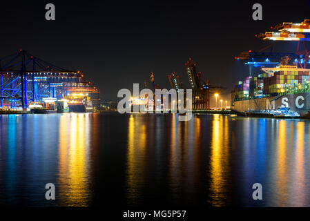 Porte-conteneurs dans le port de nuit. Conteneurs à la borne, le port de Hambourg, Allemagne Banque D'Images