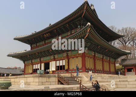 Une partie de l'ensemble du palais de Changdeokgung, Seoul, Corée du Sud, l'Injeongjeon ou Salle du trône a tenu les couronnements, les événements. A été reconstruit 3 fois. Banque D'Images