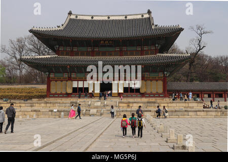 Une partie de l'ensemble du palais de Changdeokgung, Seoul, Corée du Sud, l'Injeongjeon ou Salle du trône a tenu les couronnements, les événements. A été reconstruit 3 fois. Banque D'Images