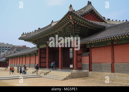 À l'extérieur de la paroi entourant le Injeongjeon ou Salle du Trône du Palais Changdeokgung Séoul, : un grand gate offre des entrées pour un quartier calme,cour spacieuse. Banque D'Images