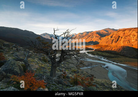 Vue paysage prise lors d'une promenade dans le parc le parc national Los Glaciares. L'automne en Patagonie, du côté argentin Banque D'Images