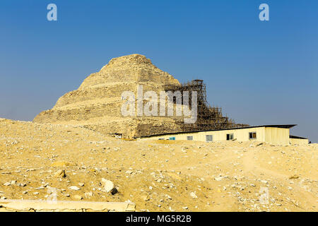 La pyramide de Djoser, ou pyramide à degrés, la plus ancienne pyramide dans le monde, des fouilles archéologiques restent dans la nécropole de Saqqara, Saqqara, Egypte, Afrique du Sud Banque D'Images