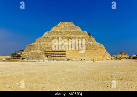 La pyramide de Djoser, ou pyramide à degrés, la plus ancienne pyramide dans le monde, des fouilles archéologiques restent dans la nécropole de Saqqara, Saqqara, Egypte, Afrique du Sud Banque D'Images