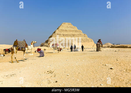 La pyramide de Djoser, ou pyramide à degrés, la plus ancienne pyramide dans le monde, des fouilles archéologiques restent dans la nécropole de Saqqara, Saqqara, Egypte, Afrique du Sud Banque D'Images