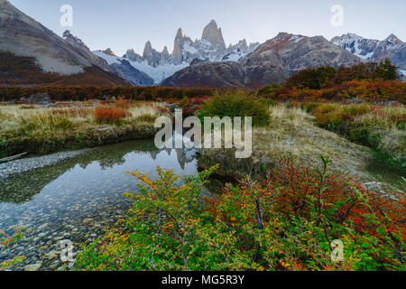 Vue sur le Mont Fitz Roy dans le Parc National Los Glaciares National Park au coucher du soleil. L'automne en Patagonie, du côté argentin Banque D'Images