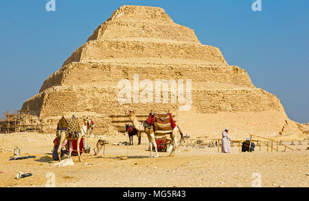 La pyramide de Djoser, ou pyramide à degrés, la plus ancienne pyramide dans le monde, des fouilles archéologiques restent dans la nécropole de Saqqara, Saqqara, Egypte, Afrique du Sud Banque D'Images