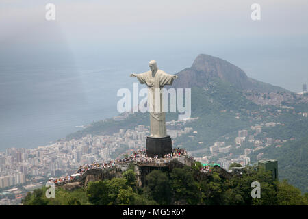 L'emblématique statue du Christ Rédempteur sur la montagne du Corcovado à Rio de Janeiro Banque D'Images