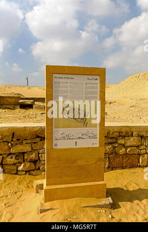 Un panneau d'information ou conseil à il entrée de la tombe de Mererouka à la nécropole de l'ancienne capitale égyptienne, Memphis, à Saqqara, Egypte Banque D'Images