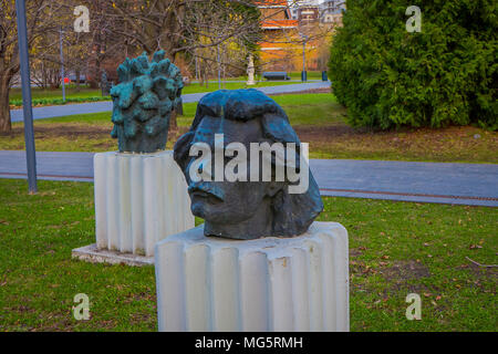 Moscou, Russie- avril, 24, 2018 : Avis de tête moderne sculptures dans fallen Monument Park également connu sous le nom Parc Muzeon des Arts avec des reliques de l'Union soviétique URSS Banque D'Images