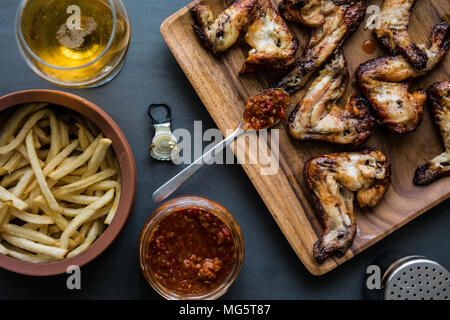 Un type d'aliment, une portion de l'aile rubriques d'un poulet frit, sauce à l'enduit des ailes sont également connus comme les ailes buffalo Banque D'Images