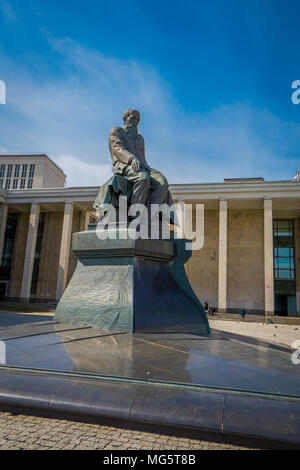 Moscou, Russie- avril, 24, 2018 : vue extérieure de la bibliothèque d'Etat de Russie. Monument de l'écrivain F. M. Dostoïevski Banque D'Images