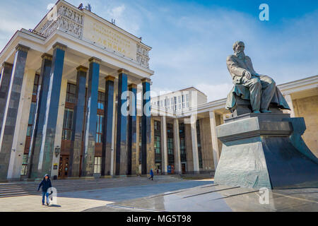 Moscou, Russie- avril, 24, 2018 : vue extérieure de la bibliothèque d'Etat de Russie. Monument de l'écrivain F. M. Dostoïevski Banque D'Images