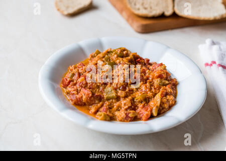 Le petit-déjeuner turc Menemen / Œufs brouillés avec la pâte de tomate. La nourriture traditionnelle. Banque D'Images