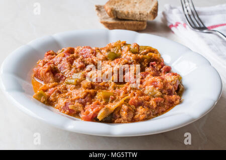 Le petit-déjeuner turc Menemen / Œufs brouillés avec la pâte de tomate. La nourriture traditionnelle. Banque D'Images