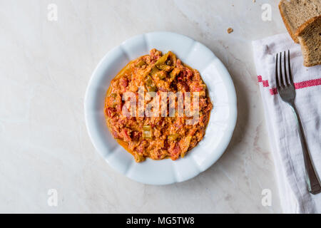 Le petit-déjeuner turc Menemen / Œufs brouillés avec la pâte de tomate. La nourriture traditionnelle. Banque D'Images