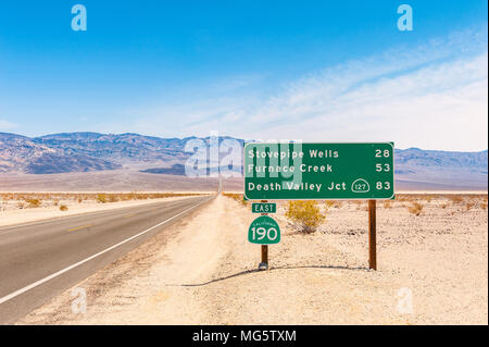 Signe directionnel à destination de la vallée de la mort Californie USA Banque D'Images