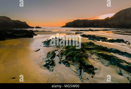 Porth Dafarch au coucher du soleil, Anglesey, au nord du Pays de Galles. Banque D'Images