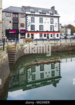 Les trois couronnes pub au Barbican de Plymouth, Devon, UK Banque D'Images