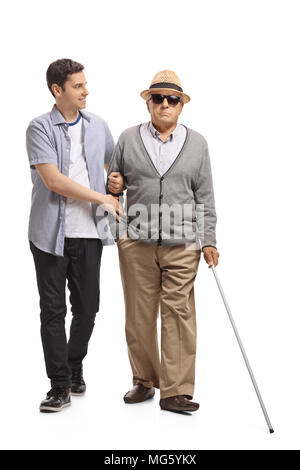 Portrait d'un homme mûr à marcher avec l'aide d'un jeune mec isolé sur fond blanc Banque D'Images