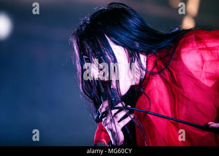 Pays-bas, Tilburg - Avril 21, 2018. La chanteuse américaine Zola Jesus effectue un concert live au cours de la Dutch music festival Roadburn Festival 2018 à Tilburg. (Photo crédit : Gonzales Photo - Peter Troest). Banque D'Images