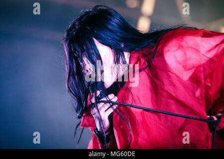 Pays-bas, Tilburg - Avril 21, 2018. La chanteuse américaine Zola Jesus effectue un concert live au cours de la Dutch music festival Roadburn Festival 2018 à Tilburg. (Photo crédit : Gonzales Photo - Peter Troest). Banque D'Images