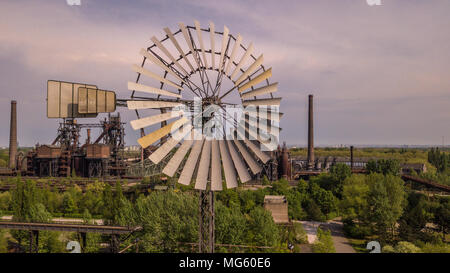 Moulin dans le parc paysager duisburg nord la culture industrielle de la Ruhr en Allemagne Banque D'Images