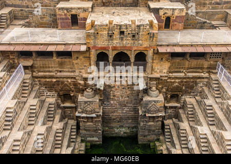 Chand Baori, une cage dans le village d'Abhaneri près de Jaipur, l'état du Rajasthan. Chand Baori Chanda a été construit par le roi de la dynastie Nikumbha Banque D'Images