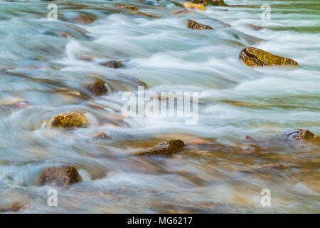 Motion blurred rapides de rivière de montagne et rochers humides closeup Banque D'Images