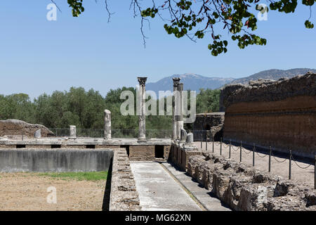 Vue sur les vestiges du palais d'hiver grande cour à colonnade ou Peschiera. Villa Adriana. Tivoli. L'Italie. Il avait à l'origine un portique de 40 appartem Banque D'Images