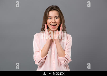 Une femme joyeuse se sentir heureux Banque D'Images