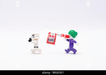 Mini figure de joker avec bang gun chasing Storm Trooper. Figurines Lego sont fabriqués par le groupe Lego. Banque D'Images