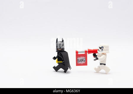 Mini figure de Storm Trooper avec bang gun chasing batman. Figurines Lego sont fabriqués par le groupe Lego. Banque D'Images