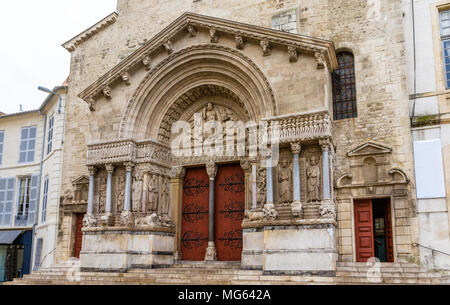 Entrée de l'église de saint Trophime à Arles - France Banque D'Images