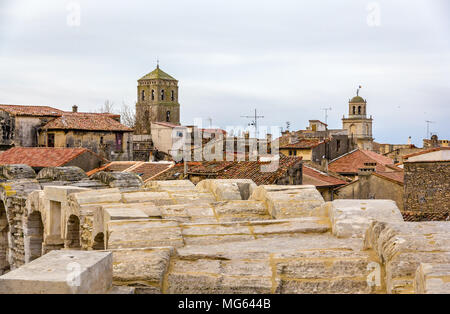 Vue sur la vieille ville d'Arles à partir de l'arène romaine - France Banque D'Images