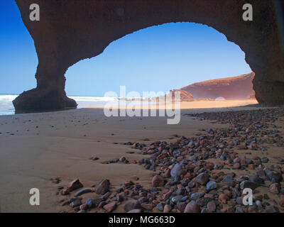 Les arches naturelles à Leghzira / Legzira sur la côte atlantique du Maroc. L'un s'est depuis effondrée. Banque D'Images