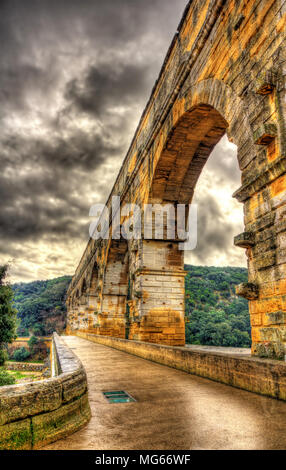 Image HDR de Pont du Gard, aqueduc Romain ancien énumérés à l'UNES Banque D'Images