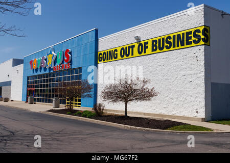 Muncie - Circa Avril 2018 : Toys "R" Us Retail Centre d'emplacement. Toys "R" Us est de fermer ses portes après dépôt de bilan JE Banque D'Images