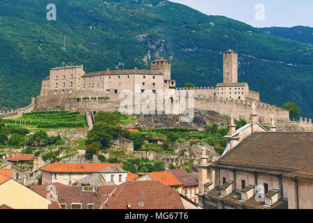 Voir de belle ville de Bellinzona en Suisse avec le château de Castelgrande Montebello Banque D'Images