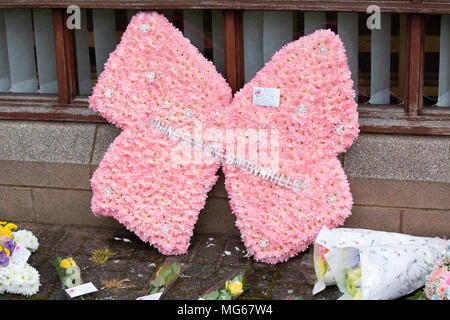 Les funérailles de huit ans Mylee Billingham tenue à l'église paroissiale St James, Brownhills, Walsall, Royaume-Uni. Tributs floraux à l'enterrement. Banque D'Images