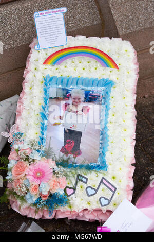 Les funérailles de huit ans Mylee Billingham tenue à l'église paroissiale St James, Brownhills, Walsall, Royaume-Uni. Tributs floraux à l'enterrement. Banque D'Images