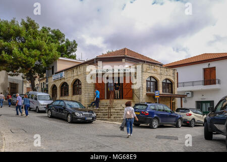 Arsos Village, Chypre - 8 octobre 2017 : Marché Restaurant au centre d'Arsos village. Banque D'Images